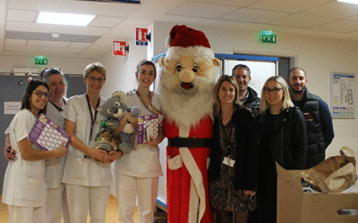 Papa Noël et Radio Isa sont venus déposer des cadeaux et des chocolats au CHPO !